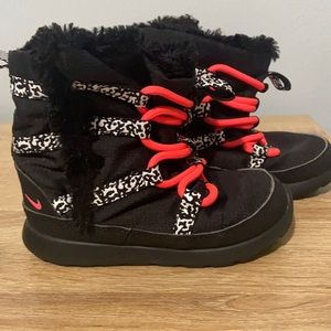Nike Venture toddler boots size 8